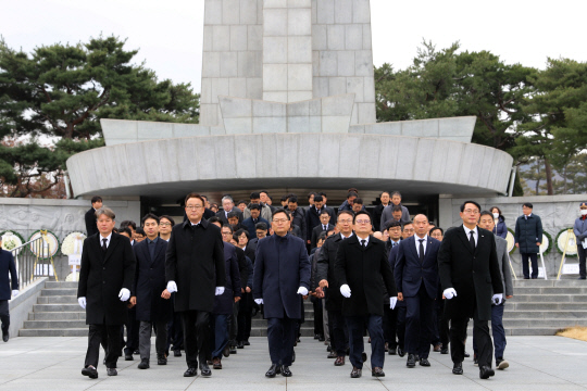 2일 어성철(앞줄 오른쪽 두번째부터) 한화시스템 대표이사, 손재일 한화에어로스페이스 대표이사, 이용욱 한화오션 특수선사업부장 등 한화 방산계열사 임직원들이 국립서울현충원에서 참배를 마친 후 걸어가고 있다. 한화에어로스페이스 제공